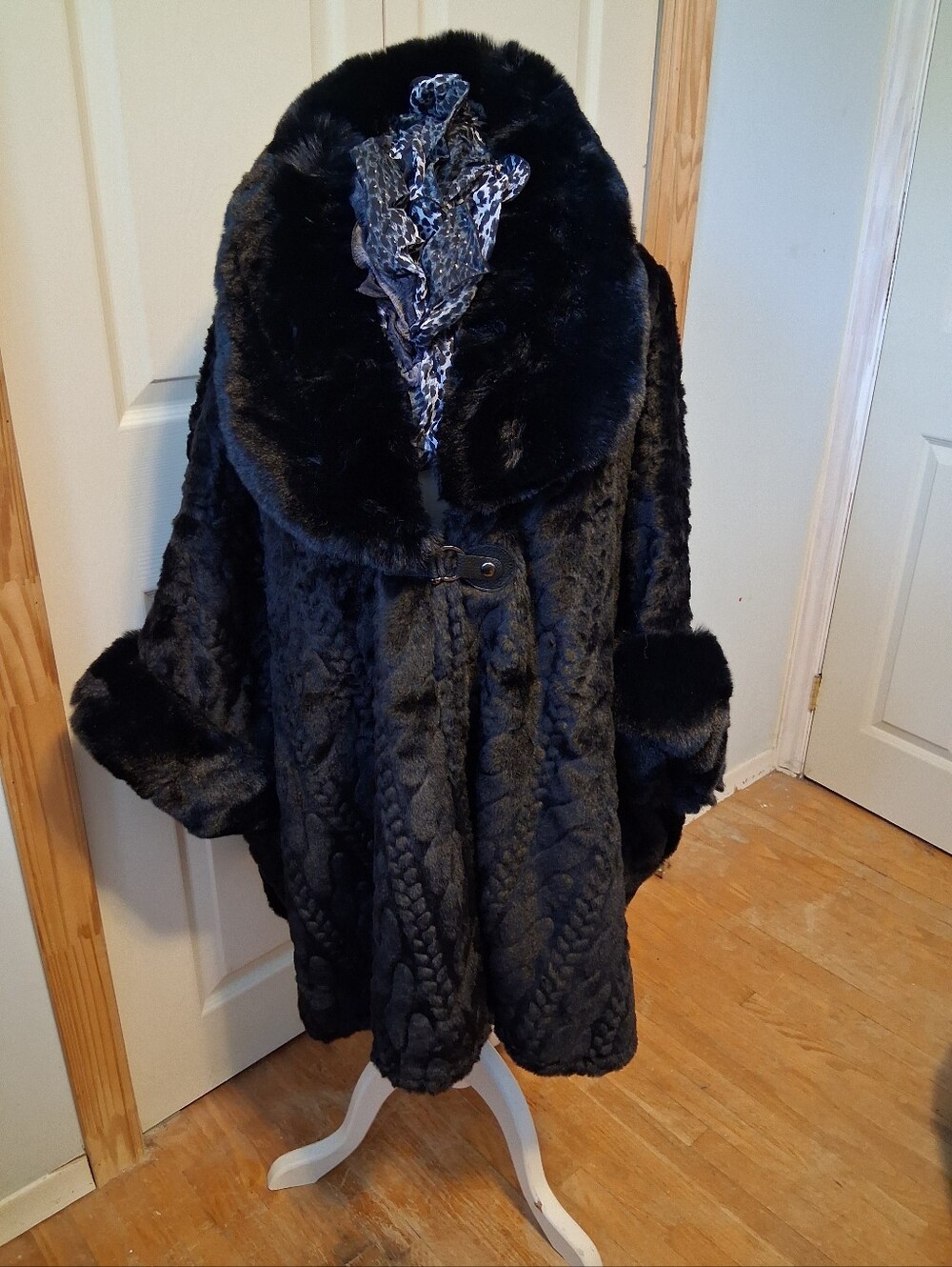 Plush Faux-Fur Women’s Cape